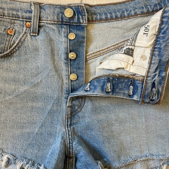 Sz30 Levi’s 501 Denim shorts Light Wash, Frayed hem, Button Fly EUC - Picture 8 of 10